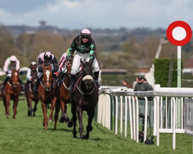 Sean Bowen tarafından sürülen ve Olly Murphy tarafından çalıştırılan güçlü lider, 13 Nisan 202 'de Aintree Yarış Pisti, Liverpool' da düzenlenen Randox Grand Day 2024 sırasında JRL Grubu Liverpool Hurdle 'ı kazandı.