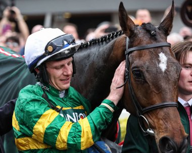 Paul Townend, I Am Maximus 'un kafasına vuruyor. 13 Nisan 202' de Aintree Yarış Pisti 'nde I Am Maximus' ta Randox Grand Handicap Chase 'i kazandıktan sonra.