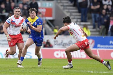 Warrington Wolves takımından Matty Ashton, St. Helens vs Warrington Wolves ile 14 Nisan 202 'de oynanan Betfred Challenge Kupası çeyrek final maçında St. Helens' in St. Helens Stadyumu 'nda James Bell' de koşuyor.