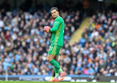 Manchester City 'den Ederson, Premier League maçı sırasında Manchester City ile Luton Town arasında Etihad Stadyumu' nda, 13 Nisan 202