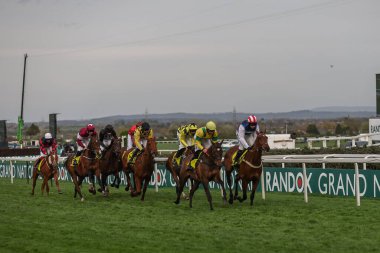 The Cavani Sartorial Mentorial Sefton Novices (Sınıf 1), Aintree Yarış Pisti 'nde düzenlenen Randox Grand 2024 Bayanlar Günü sırasında, 12 Nisan 2024' te Kielan Woods tarafından sürülen müzik kutusu.