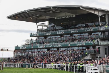 Yarışçılar, Aintree Yarış Pisti, Liverpool, İngiltere 'de düzenlenen Randox Grand National 2024 Bayanlar Günü' nde atmosferin keyfini çıkarıyorlar.