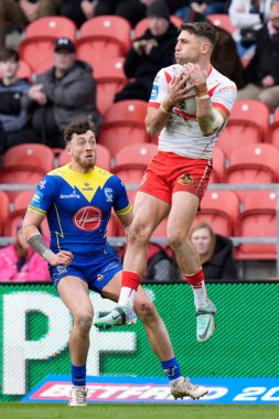 St. Helens 'ten Tommy Makinson, Betfred Challenge Kupası çeyrek final maçında Warrington Wolves' a karşı St Helens, St Helens, St Helens, Birleşik Krallık, 14 Nisan 'da oynanan ve Warrington Wolves maçında Warrington Wolves' tan Matty Ashton 'ın baskısıyla yüksek bir top yakaladı.