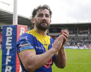 Warrington Wolves 'un Toby King' i, 14 Nisan 202 'de St Helens vs Warrington Wolves' a karşı oynanan Betfred Challenge Kupası çeyrek final maçı sonrasında taraftarlarıyla birlikte kutluyor.