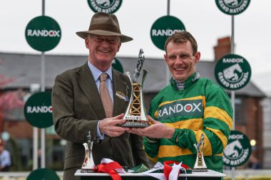 Willie Mullins (L) ve Paul Townend (R), I Am Maximus 'un 13 Nisan 202' de Aintree Yarış Pisti 'nde Randox Grand Handicap Chase yarışını kazanmasının ardından kazandılar.