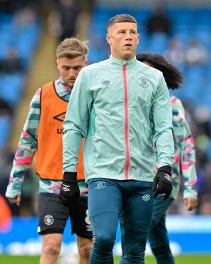 Luton Town 'dan Ross Barkley, Premier League maçında Manchester City ile Luton Town maçında ısınıyor. Etihad Stadyumu, Manchester, Birleşik Krallık, 13 Nisan 202