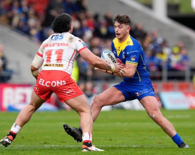 Warrington Wolves takımından Jordy Crowther, Betfred Challenge Kupası çeyrek final maçında St. Helens - Warrington Wolves maçı sırasında St. Helens, St Helens, Birleşik Krallık 'ta 14 Nisan 2024' te Sione Matautia 'da koşuyor.