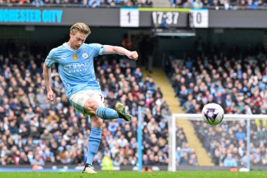 Manchester City 'den Kevin De Bruyne 13 Nisan 202' de Etihad Stadyumu 'nda oynanan Premier League maçında topu geçiyor.