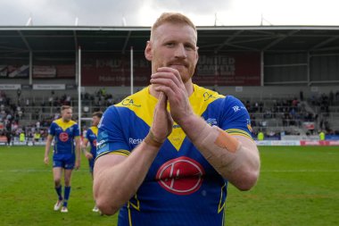 Warrington Wolves 'tan Joe Bullock, 14 Nisan 202' de St Helens-Warrington Wolves 'a karşı oynanan Betfred Challenge Kupası çeyrek final maçı sonrasında taraftarları selamlıyor.