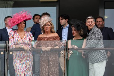 Yarışçılar 13 Nisan 202 'de Aintree Yarış Pisti, Liverpool, İngiltere' ye Randox Büyük Ulusal Günü 2024 'te geldiler.