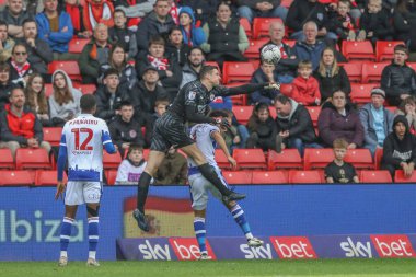 Barnsley 'den Liam Roberts, 13 Nisan 202' de Oakwell, Barnsley, İngiltere 'de oynanan Sky Bet 1 maçında topu açık bir şekilde atıyor.