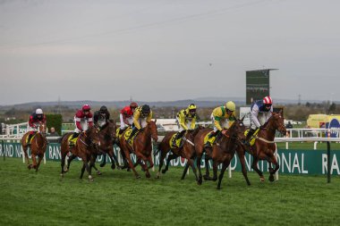 The Cavani Sartorial Mentorial Sefton Novices (Sınıf 1), Aintree Yarış Pisti 'nde düzenlenen Randox Grand 2024 Bayanlar Günü sırasında, 12 Nisan 2024' te Kielan Woods tarafından sürülen müzik kutusu.