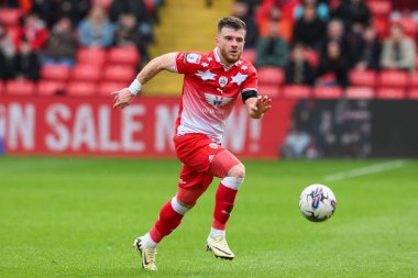 Barnsley 'den Nicky Cadden 13 Nisan 202' de Oakwell, Barnsley, İngiltere 'de oynanan Sky Bet 1 maçında topa vuruyor.