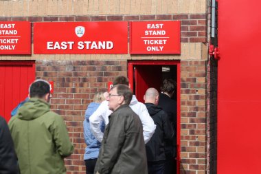 Barnsley taraftarları Oakwell 'e Sky Bet Ligi 1 maçında giriyor. Barnsley, Barnsley - Reading maçı, 13 Nisan 202.