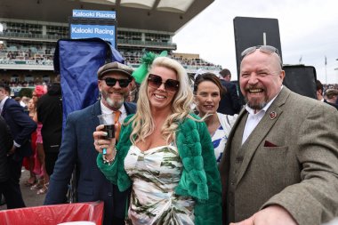 Yarışçılar, Aintree Yarış Pisti, Liverpool, İngiltere 'de düzenlenen Randox Grand National 2024 Bayanlar Günü' nde atmosferin keyfini çıkarıyorlar.