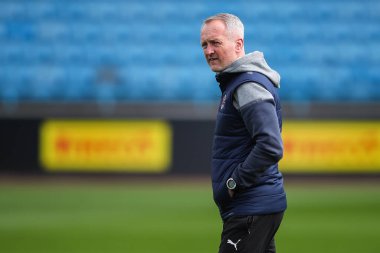 Neil Critchley 'nin Blackpool teknik direktörü, 13 Nisan 202' de İngiltere 'nin Brunton Park kentinde oynanan Sky Bet 1 maçı öncesinde geldi.