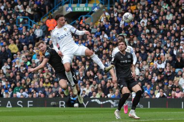 Leeds United 'dan Ethan Ampadu topu gol çizgisine götürüyor ama 13 Nisan 202' de Leeds United ile Blackburn Rovers arasındaki Sky Bet şampiyonluk maçında hedefi şaşırdı.