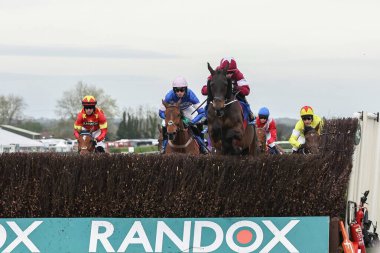 Jack Kennedy 'nin biniciliği ile ilk turda çitlerden atlıyor. Ulusal Randox Ulusal 2024 Kadınlar Günü' nde Aintree Yarış Pisti, Liverpool, İngiltere, 12 Nisan 202