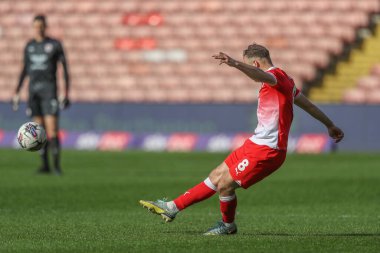 Barnsley 'den Herbie Kane, 13 Nisan 202' de Oakwell, Barnsley, İngiltere 'de oynanan Sky Bet 1 maçında serbest atış yaptı.