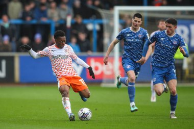 Blackpool takımından Karamoko Dembele, 13 Nisan 202 'de Brunton Park, Carlisle' da oynanan Sky Bet Lig 1 karşılaşmasında sahada.