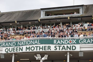 Yarışçılar, 12 Nisan 202 'de İngiltere' nin Liverpool kentindeki Aintree Hipodromu 'nda düzenlenen Randox Grand National 2024 Bayanlar Günü' nde ikinci yarışın keyfini çıkarıyorlar.