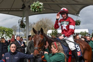 Jack Kennedy 'nin sürdüğü ve Gordon Elliott tarafından eğitildiği Parlak Gündüz Yarışı 13: 55 Turners Mersey Novices' Engeli, Aintree Yarış Pisti, Liverpool, Birleşik Krallık, 13 Nisan 202 'de Randox Grand Day 2024 sırasında kazandı.