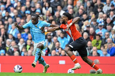 Manchester City 'den Jrmy Doku ve Luton Town' dan Fred Onyedinma Premier Lig karşılaşmasında Manchester City, Manchester, İngiltere 'deki Etihad Stadyumu' nda 13 Nisan 2024 tarihinde Luton Town 'a karşı oynadılar.