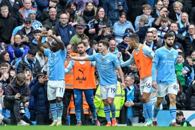 Manchester City 'den Jrmy Doku, 13 Nisan 2024 tarihinde Etihad Stadyumu' nda oynanan Premier League maçında Manchester City 'ye karşı Luton Town maçına katılma golünü kutluyor.
