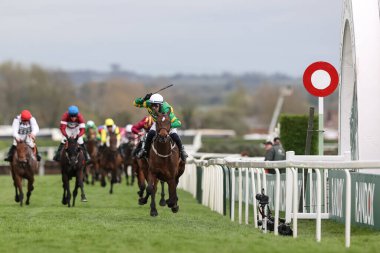 Paul Townend, 13 Nisan 202 'de Aintree Yarış Pisti, Liverpool' da düzenlenen 2024 Ulusal Randox Grand Handicap Chase 'i I Am Maximus' ta kazandı.