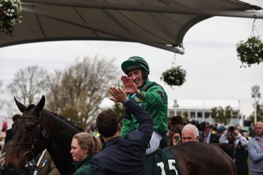 Ciaran Gethnigs, İngiltere 'nin Liverpool kentindeki Aintree Yarış Pisti' nde düzenlenen Randox Grand National 2024 Bayanlar Günü 'nde saat 16.05 Randox Destek Yarışı' nı (3. derece) kazanmasını kutluyor.