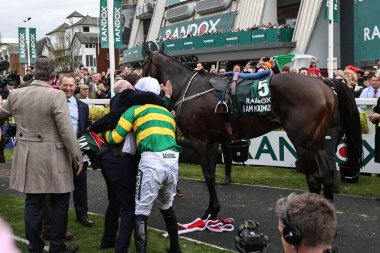 Paul Townend, 13 Nisan 202 'de Aintree Yarış Pisti, Liverpool, Birleşik Krallık' ta düzenlenen Randox Grand Handicap Chase 'i I Am Maximus' ta kazandıktan sonra kazananlar bölümünde yer aldı.