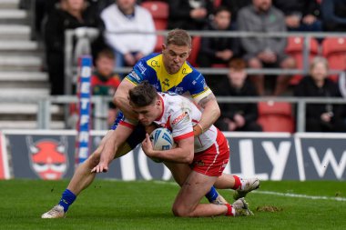 Warrington Wolves takımından Matt Dufty, Betfred Challenge Kupası çeyrek final maçında St. Helens - Warrington Wolves maçında St. Helens, St Helens, Birleşik Krallık, 14 Nisan 202 'de deneme çizgisinde Jack Welsby' i zorluyor.