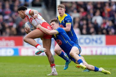 Warrington Wolves takımından Josh Thewlis, Betfred Challenge Kupası çeyrek final maçında St Helens 'e karşı Warrington Wolves, St Helens, Birleşik Krallık' ta 14 Nisan 202 'de Moses Mbye' i yere serdi.