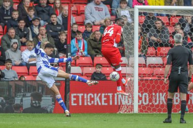 Barnsley 'den Devante Cole, 13 Nisan 202' de Oakwell, Barnsley, İngiltere 'de oynanan Sky Bet 1 karşılaşmasında Reading' den Harvey Knibbs 'in attığı şutu blokluyor.