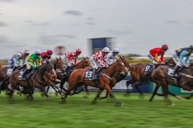 İkinci yarışta Harry Bannister 'ın bindiği Tiyatro Adamı Randox Grand National 2024 Bayanlar Günü' nde Aintree Yarış Pisti, Liverpool, Birleşik Krallık, 12 Nisan 202