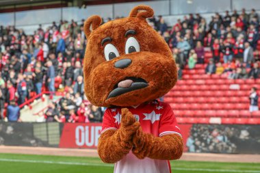 Toby Tyke 13 Nisan 202 'de Oakwell, Barnsley, İngiltere' de oynanan Sky Bet 1 karşılaşmasında taraftarları alkışlıyor.