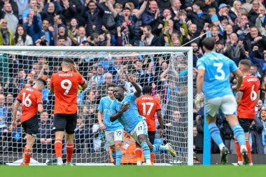 Manchester City 'den Jrmy Doku, 13 Nisan 2024 tarihinde Etihad Stadyumu' nda oynanan Premier League maçında Manchester City 'ye karşı Luton Town maçına katılma golünü kutluyor.