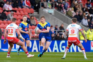 Warrington Wolves takımından Matty Nicholson, St Helens vs Warrington Wolves 'a karşı 14 Nisan 202' de oynanan Betfred Challenge Kupası çeyrek final maçında St Helens 'in St Helens maçında St Helens Wolves savunmasında koşuyor.