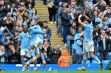 Manchester City 'den Joko Gvardiol, 13 Nisan 2024 tarihinde Etihad Stadyumu' nda oynanan Premier League maçında Manchester City-Luton Town maçına katılma golünü kutluyor.