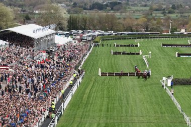 Jack Kennedy tarafından sürülen ve Gordon Elliott tarafından eğitilmiş olan Parlak Gündüz koşucusu 13: 55 Turners Mersey Novices 'Engeli kazanmak için koşuyor. 2024 Randox Grand Day 2024, Liverpool, İngiltere, Liverpool, 13 Nisan 202