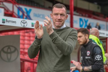 Neill Collins Barnsley 'in baş antrenörü, Barnsley taraftarlarını 13 Nisan 202' de Oakwell, Barnsley, İngiltere 'de oynanan Sky Bet 1 maçında sahaya çıkarken alkışlıyor.