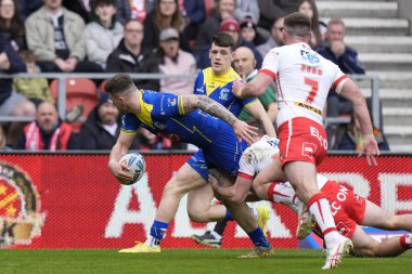 Warrington Wolves 'tan Connor Wrench topu Warrington Wolves' tan Josh Thewlis 'a veriyor. Betfred Challenge Kupası çeyrek final maçında St Helens - Warrington Wolves maçı, St Helens - Wicked Stadyumu, Birleşik Krallık, 14 Nisan 202