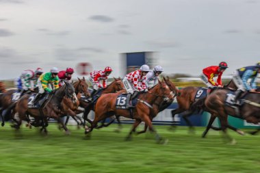 Tiyatrocu Harry Bannister tarafından Aintree Yarış Pisti, Liverpool, Birleşik Krallık 'ta düzenlenen Randox Grand National 2024 Bayanlar Günü' nde binildi.