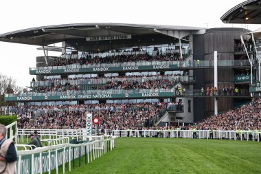 Lord Sefton Standı, Randox Büyük Ulusal Günü 2024 'te Aintree Yarış Pisti, Liverpool, Birleşik Krallık, 13 Nisan 202