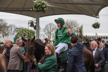Yarışçılar, Aintree Yarış Pisti, Liverpool, İngiltere 'de düzenlenen Randox Grand National 2024 Bayanlar Günü' nde atmosferin keyfini çıkarıyorlar.