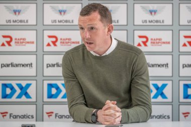 Neill Collins Barnsley baş antrenörü 13 Nisan 202 'de Birleşik Krallık Oakwell, Barnsley' de oynanan Sky Bet 1 maçında basın toplantısında konuştu.