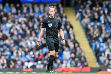 Hakem John Brooks, Premier Lig maçı sırasında Manchester City - Luton Town Etihad Stadyumu 'nda, 13 Nisan 202