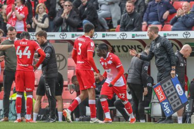 Barnsley 'li Fbio Jal, Barnsley' li Jon Russell ile 13 Nisan 2024 'te Oakwell, Barnsley' de oynanan Sky Bet 1 maçı sırasında değiştirildi.