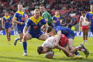 Warrington Wolves takımından Josh Thewlis, Betfred Challenge Kupası çeyrek final maçında St. Helens - Warrington Wolves maçında St. Helens - Wicked Stadyumu, St Helens, Birleşik Krallık, 14 Nisan 202 'de Jon Bennison' ı yendi.