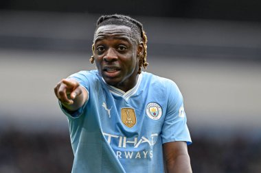 Manchester City 'den Jrmy Doku, Premier League maçı sırasında Manchester City ile Luton Town Etihad Stadyumu, Manchester, İngiltere, 13 Nisan 2024